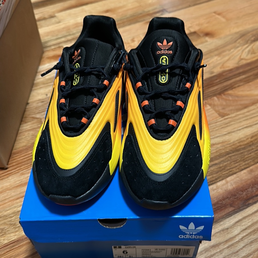 BNIB Adidas Ozelia Men’s Size 6